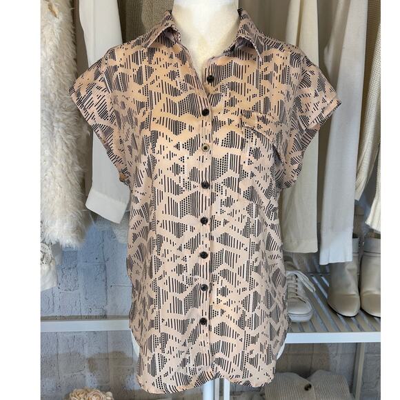 BCBGeneration Tops - BCBGeneration Women's Sz S Light Pink & Black Geometric Button Up Blouse #0224